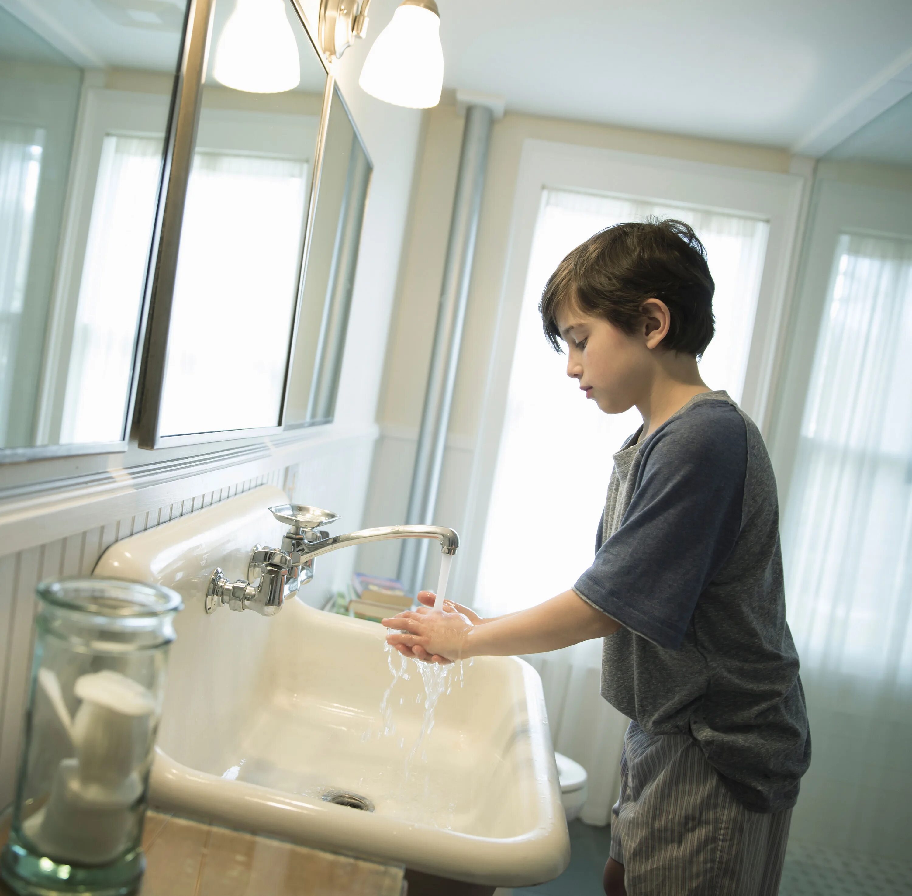 Мальчик моет руки в ванной. Уборка раковины ребенок. Мальчик моет руки фото. Boys washing