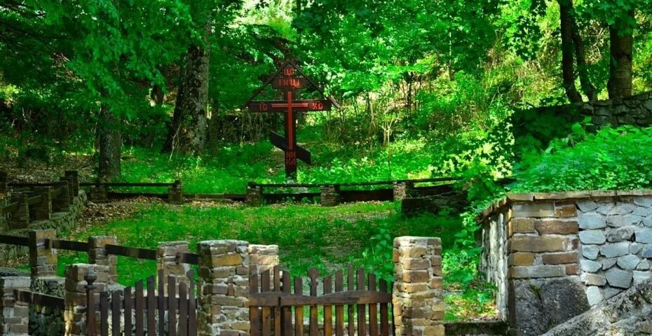 Косьмо-дамиановский монастырь крым. Партенит космо дамиановский монастырь. Космо дамиановский монастырь в крыму. Косьмо-дамиановский монастырь (алушта). Космо дамиановский монастырь в крыму.