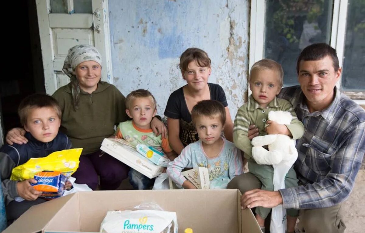 Зоопарк многодетные семьи. Многодетная семья. Малоимущая семья. Фотосессия многодетной семьи. Многодетные малообеспеченные семьи.