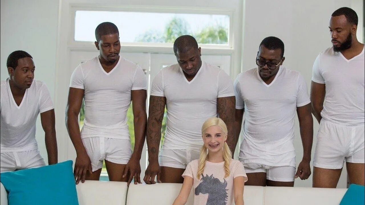 Piper perry 2022. Негры ликуют. Толпа негров мем. Негры батл. Нигер в шоке.