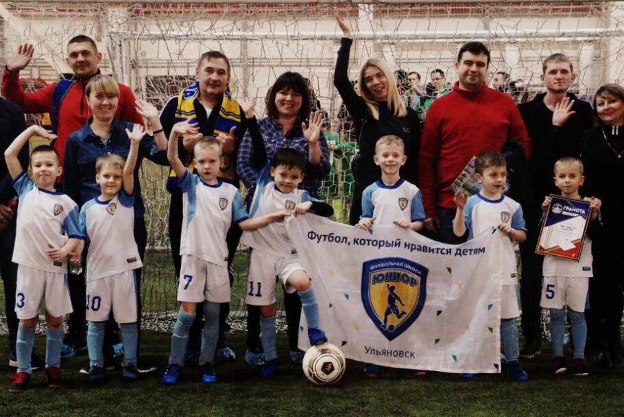 Футбольная команда юниор. Юниор футбольная школа нижний новгород. Детская футбольная школа юниор воронеж. Футбольная команда юниор. Футбольная команда юниор.