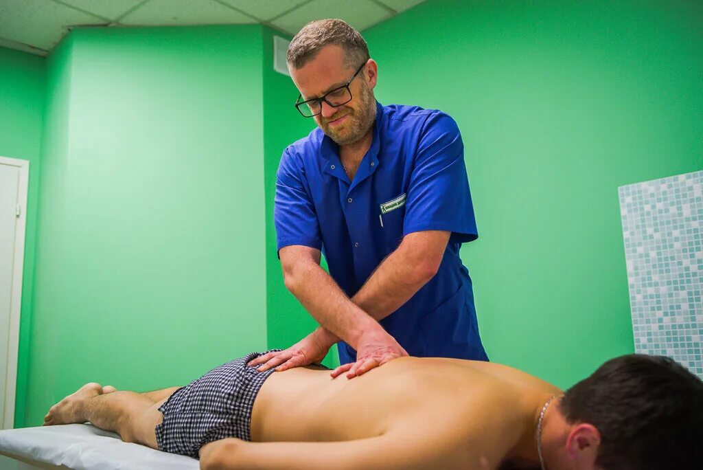 Мануальный центр доктор. Мануальный терапевт калуга. Мануальный центр доктор. Гудель роман сергеевич мануальный терапевт. Врач мануальщик.