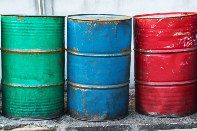 Бочки с нефтью. Утилизация отработанных масел. Куда сдать отработку масла. Куда сдать отработанное масло. Бочки с отработанным маслом.