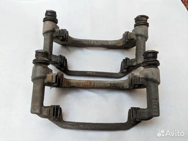 Суппорт тойота королла 180. Скоба переднего суппорта тойота королла 110. 4771633020 скоба суппорта toyota corona. Скобы суппорта тойота. Trw bda463 скоба суппорта.