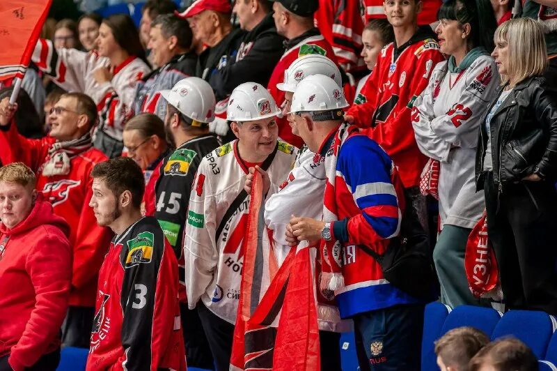 металлург новокузнецк болельщики. новокузнецкие фанаты. металлург новокузнецк болельщики. хоккей команда металлург новокузнецк. хк металлург новокузнецк болельщицы.