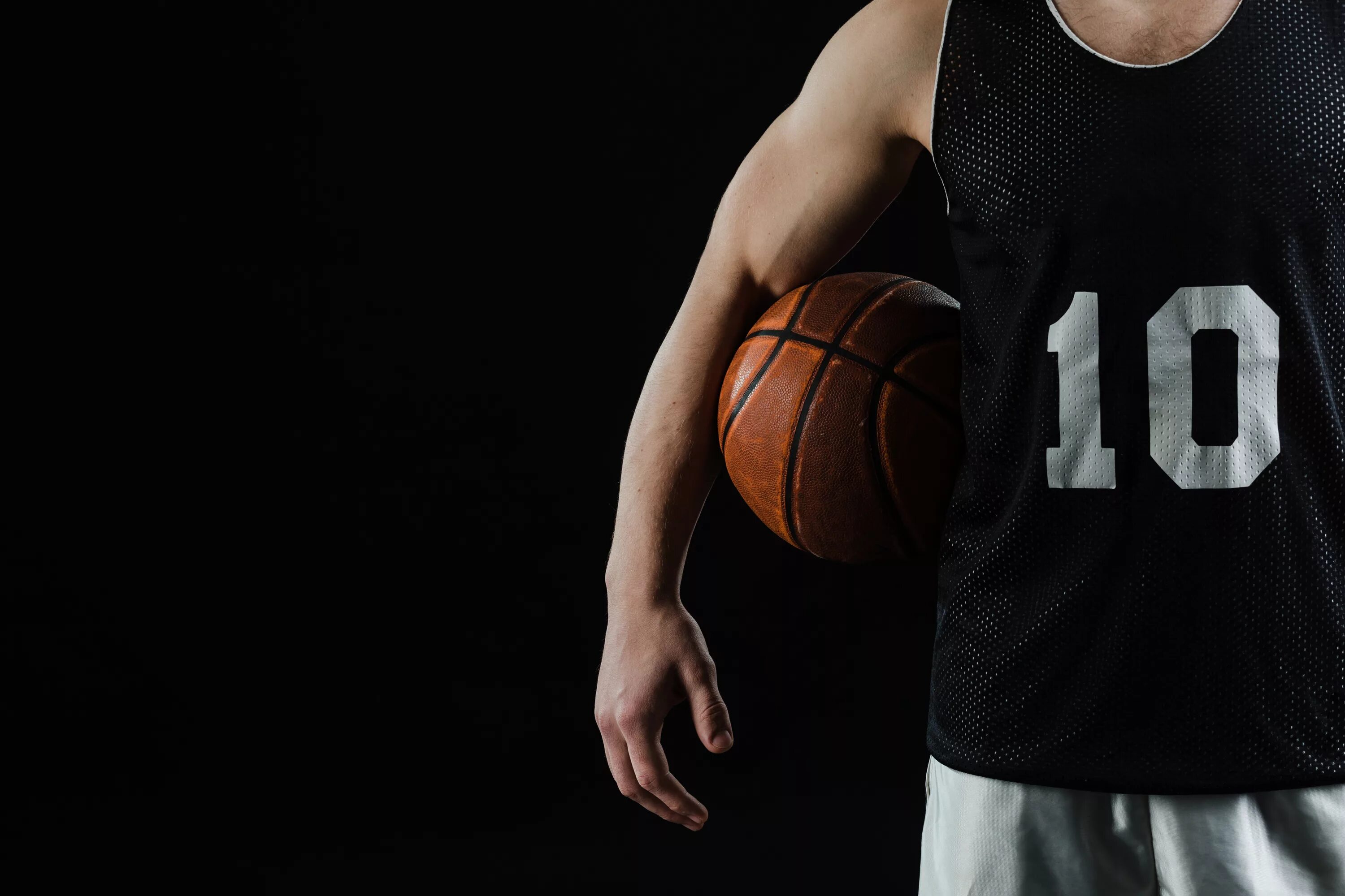 44 page. Баскетболист. Баскетболист с мячом. Баскетбол фото. Мужской баскетбол.