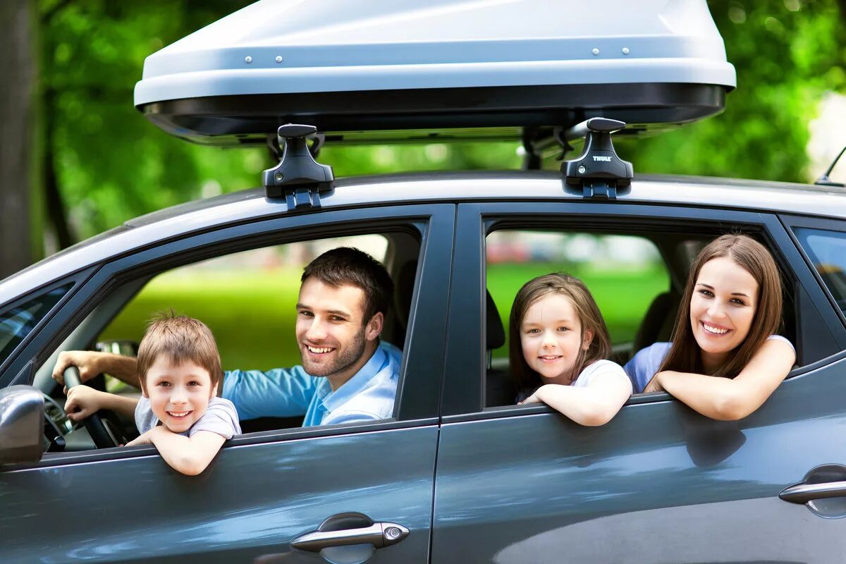 Семья в машине. Семейный автомобиль. Семейная машина для путешествий. Путешествие с семьей.