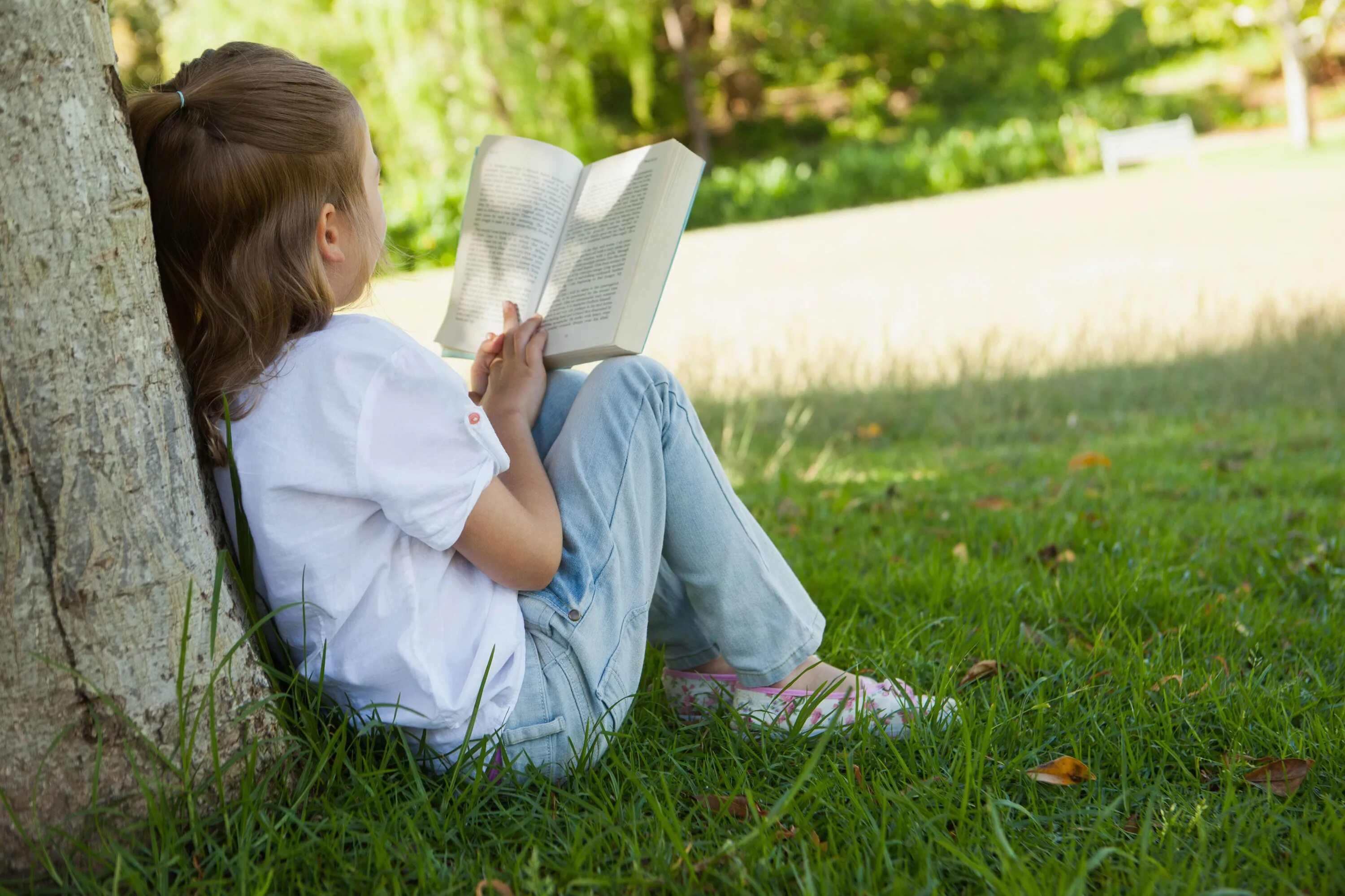 Чтение в парке. Девочка с книжкой. Чтение на улице. Фотосессия с книгой. Она читает детского