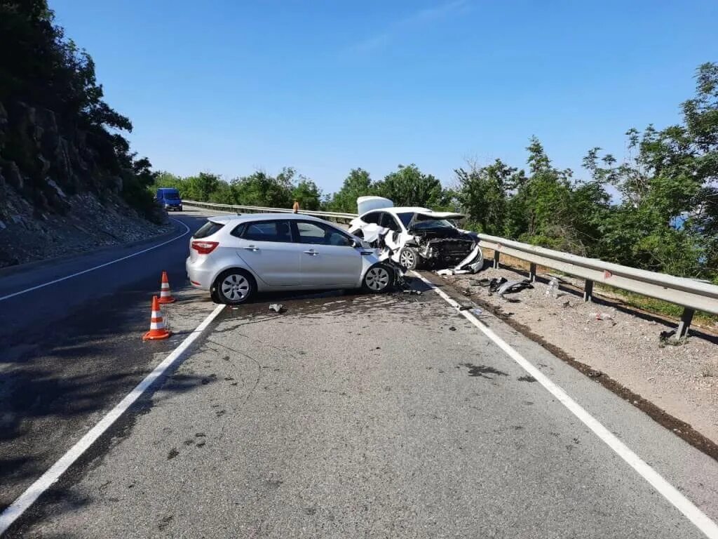 Авария на трассе м4 Джубга. ДТП Краснодарский край. ДТП м4 Краснодарский край. Авария на трассе Краснодар Сочи. На встречной полосе столкнулся