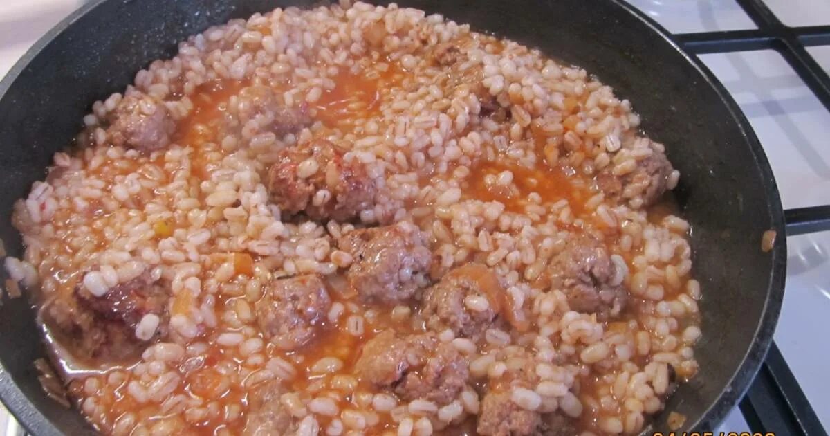 перловка по флотски. перловка с говядиной в мультиварке редмонд. перловка с фаршем рецепты с фото. перловка с фаршем. блюдо из перловки и болгарским перцем.