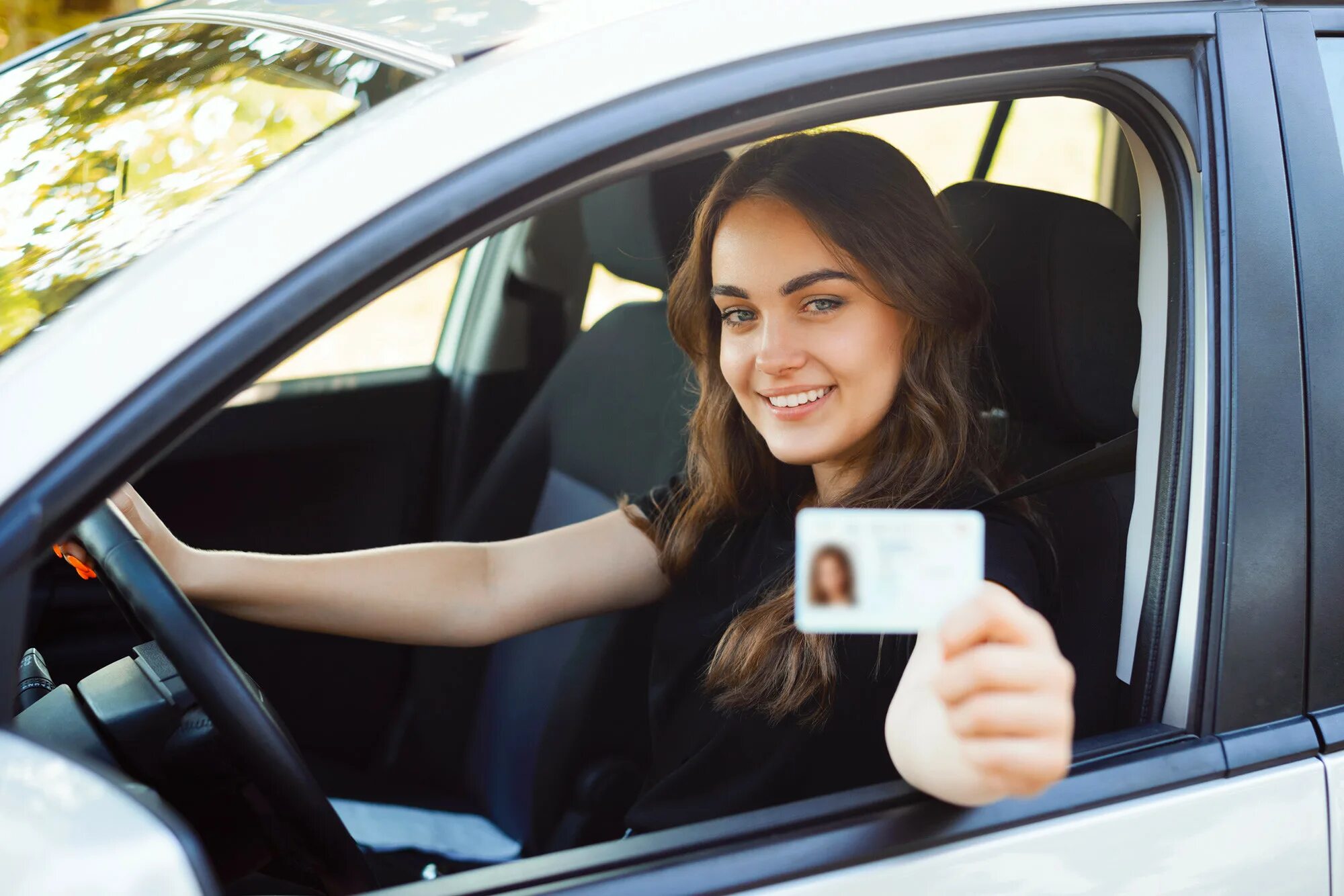 Девушка с водительскими правами. Девушка водитель. Автошкола вождение. Driven student