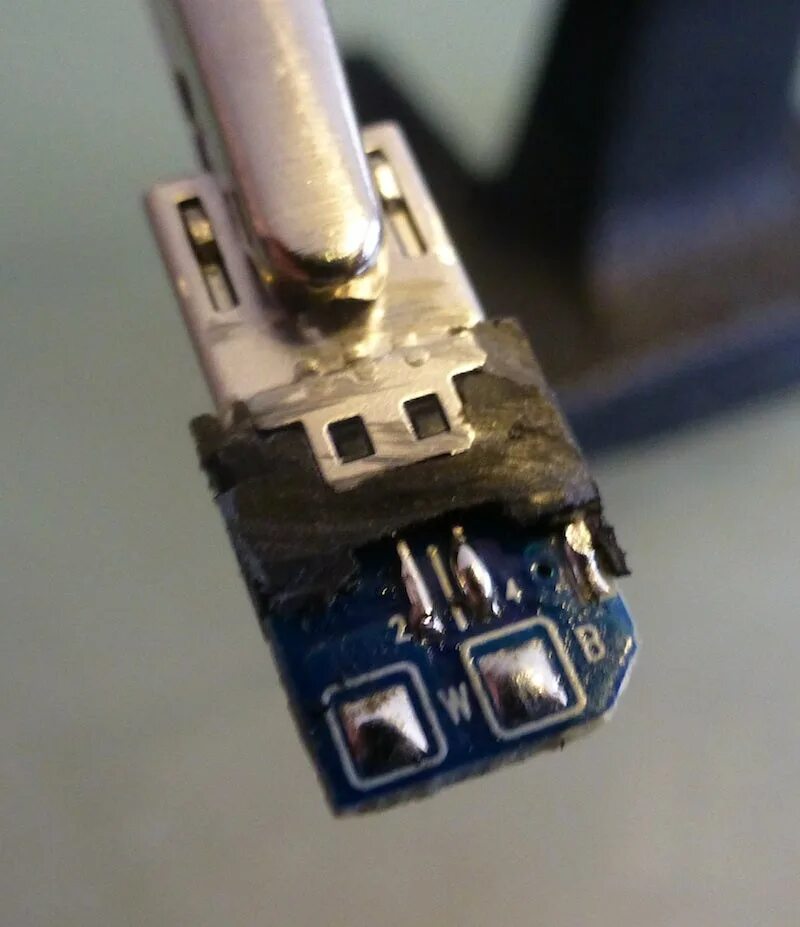 Поменять разъем зарядки. Паять кабель usb micro. перепаять разъем micro usb. ремонтный штекер микро юсб. пайка микро usb штекера.