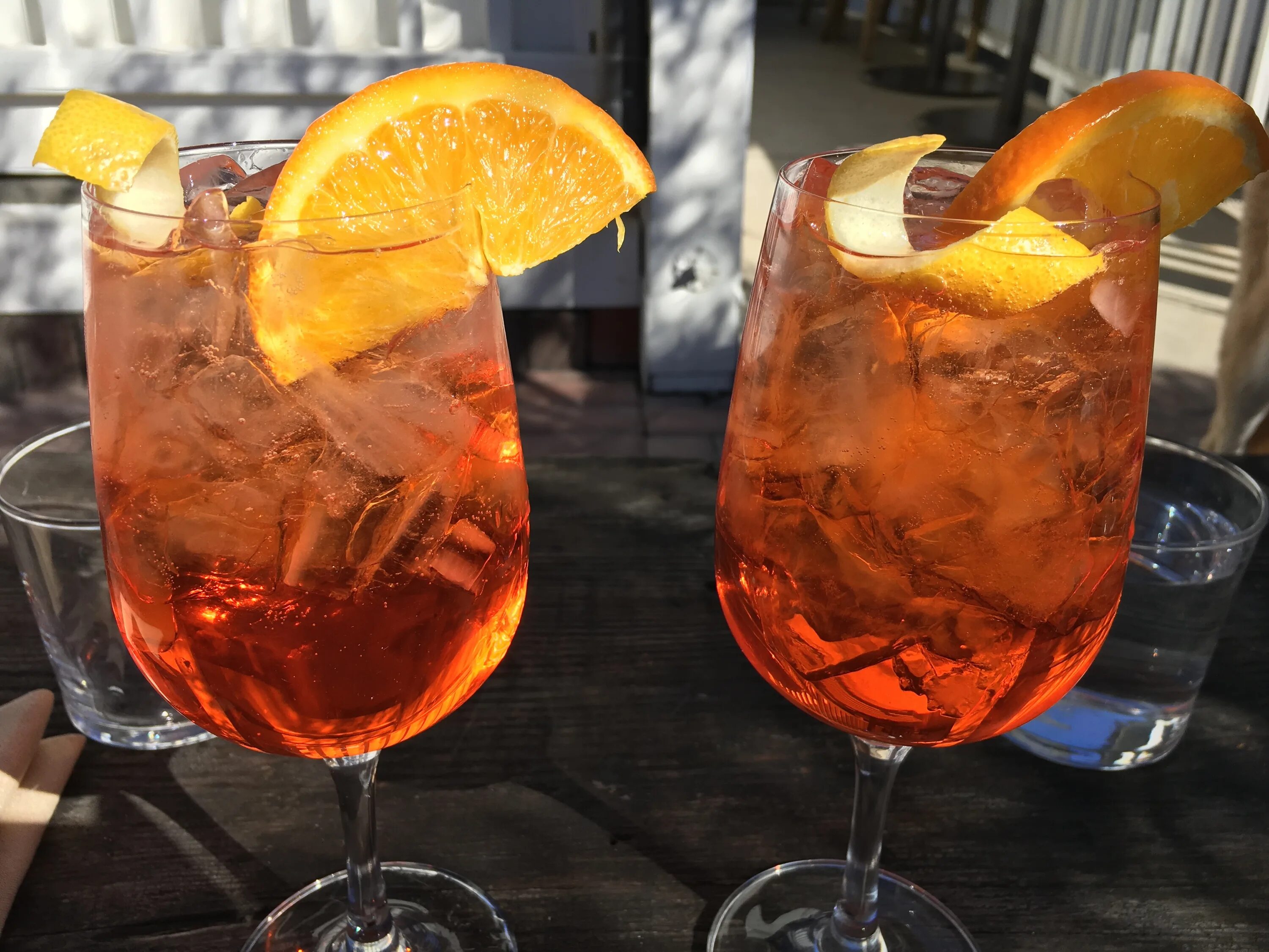 Aperol spritz коктейль. Апероль спритц. Безалкогольный шприц рецепт. Коктейль шприц апероль классический. Апероль шприц.