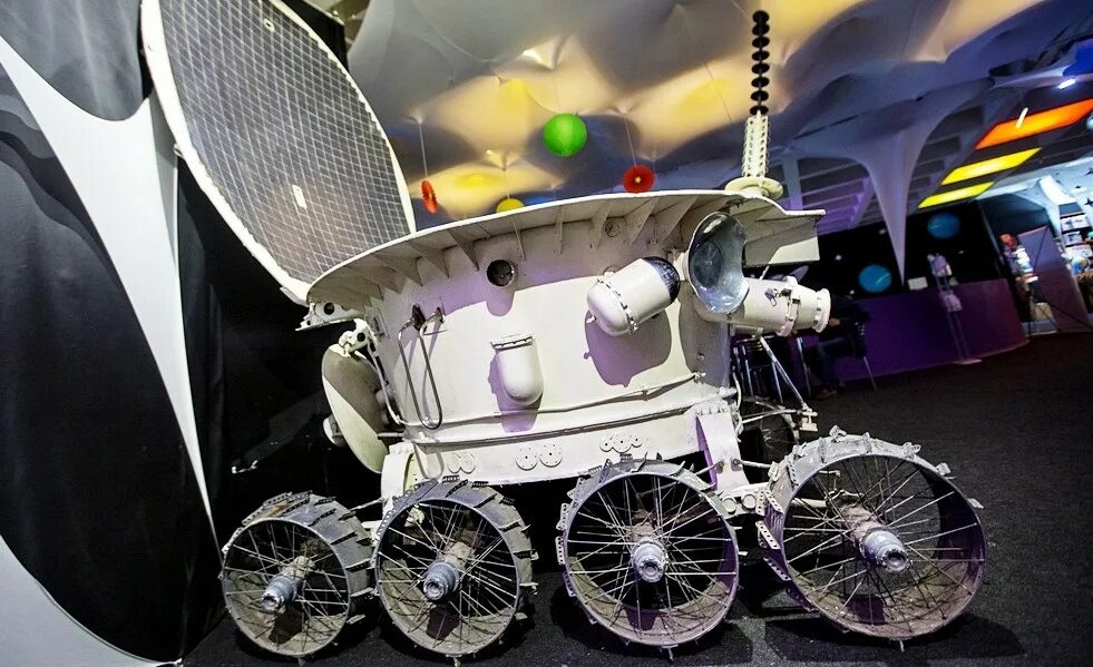 Самоходный аппарат совершивший путешествие по луне. Луноход-1 космический аппарат. Самоходный аппарат Луноход 1. Луноход РИТЭГ. Самоходный аппарат Луноход 2.