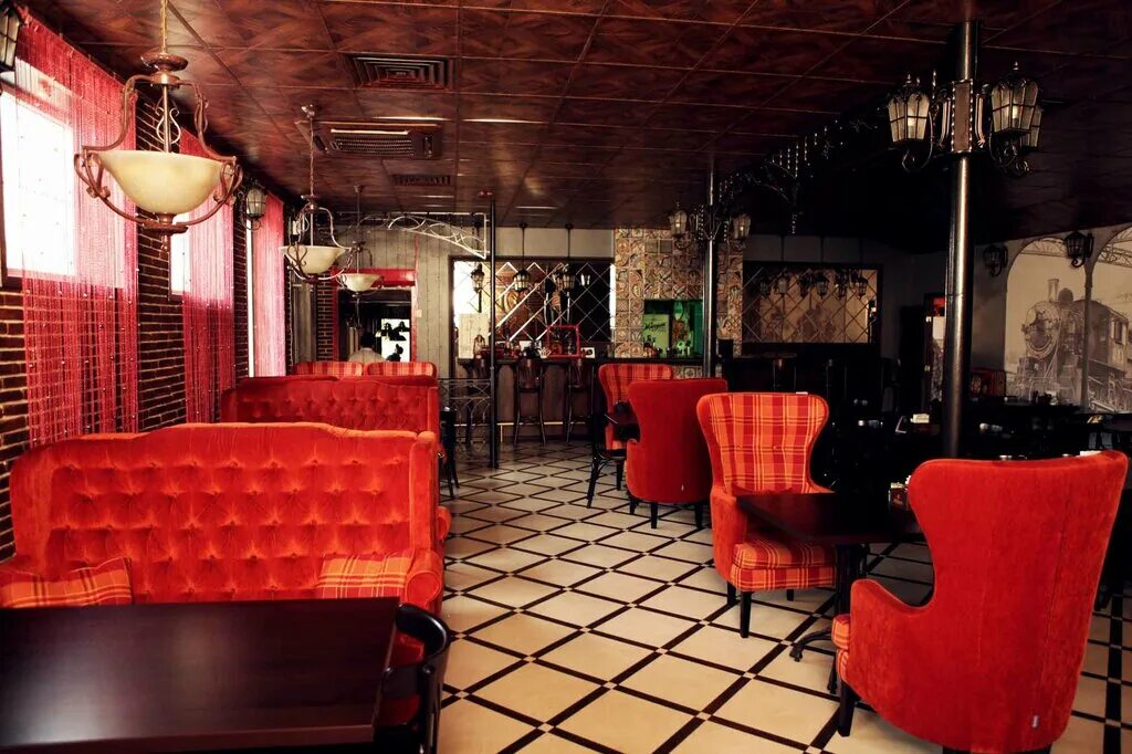 интерьер кафе в желтом цвете. пицца бар интерьер. бар yellow. бар субмарина оренбург. семейный паб.