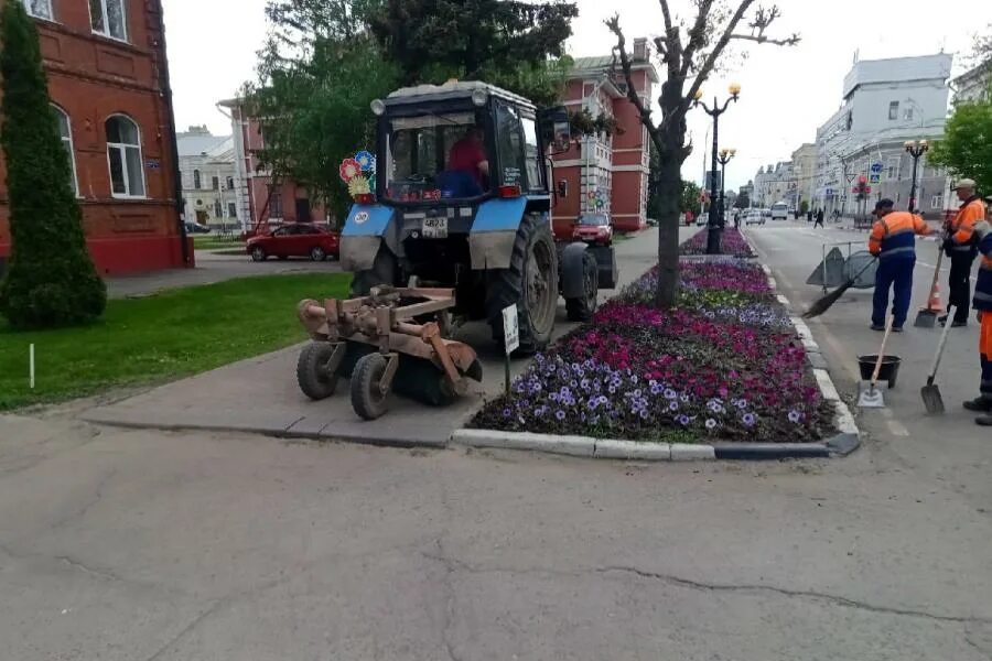 Уборка города тамбов. 9 мая мичуринск. Ремонт дорог тамбов. Тамбов снег. Дорожная служба тамбов.