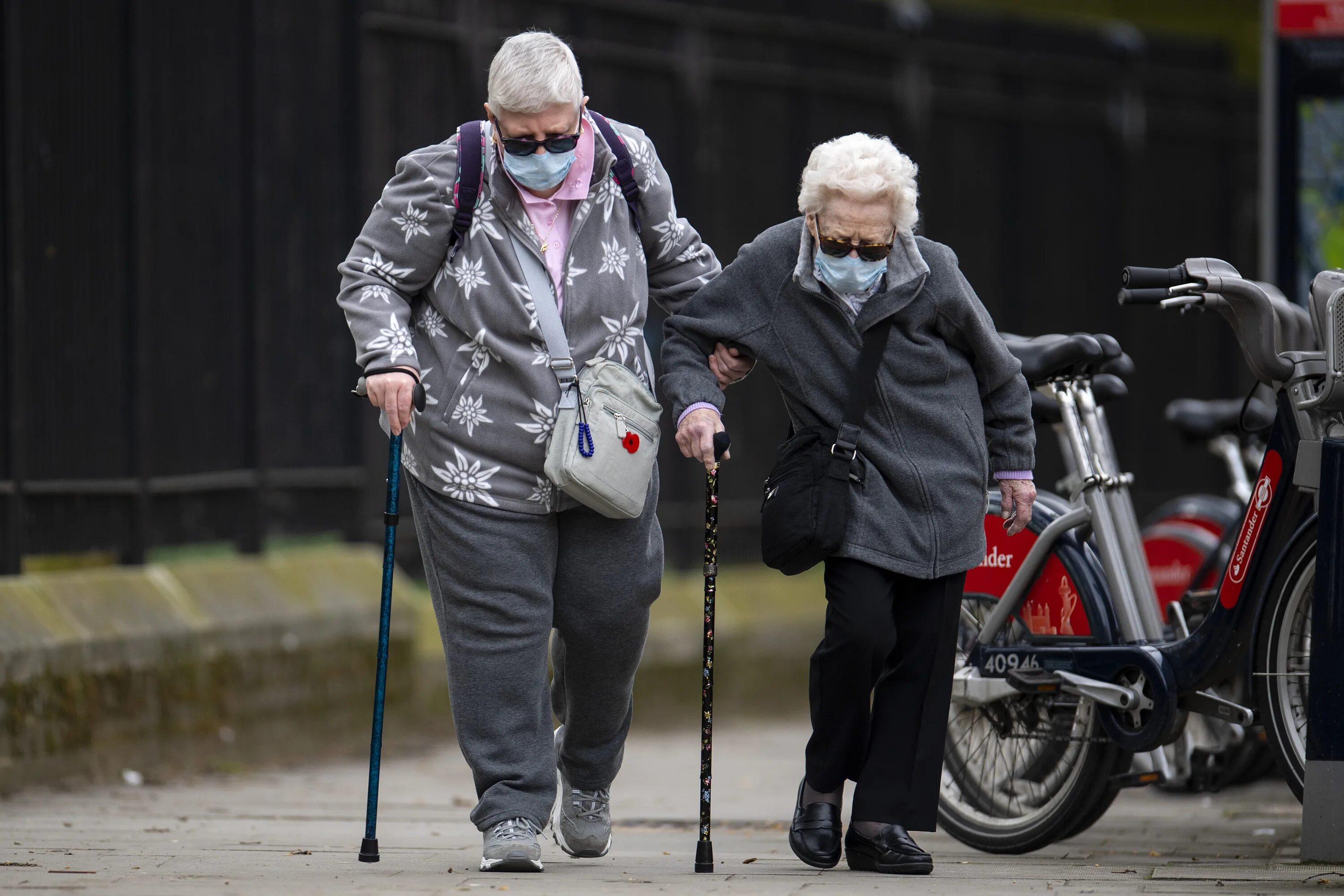 Умирающие пенсионеры. Пожилые люди в Великобритании. Дом престарелых Великобритания. Дом престарелых Британия. Дома престарелых в Великобритании.