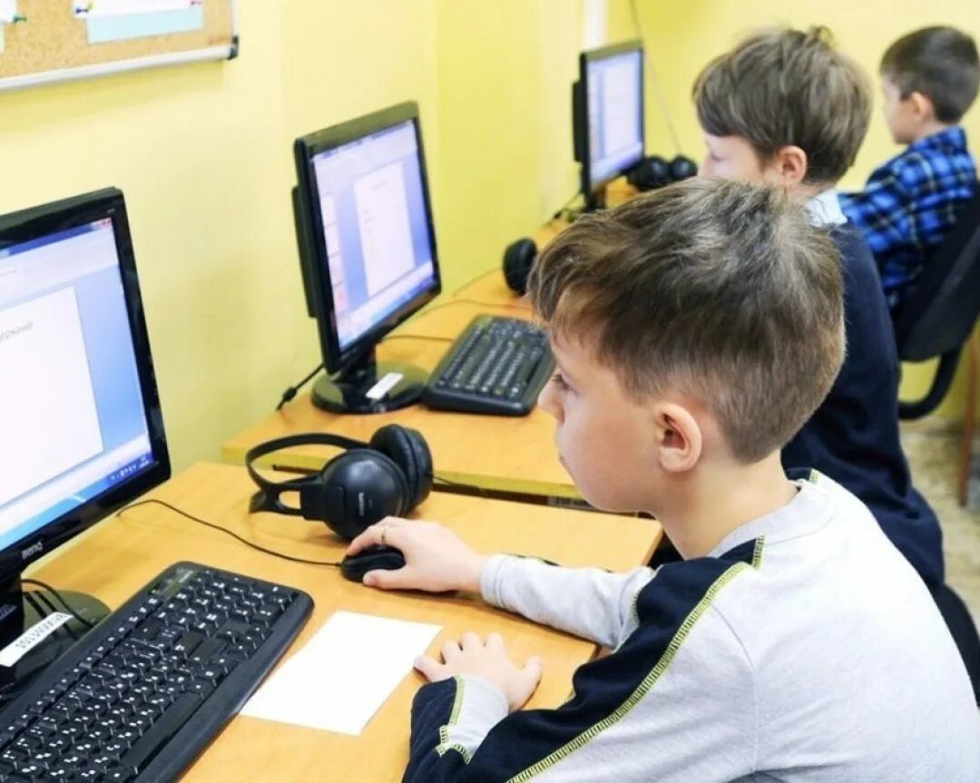 Компьютерный урок в школе. Ученик за компьютером. Школьники на информатике. Урок информатики. Компьютер для школьника.