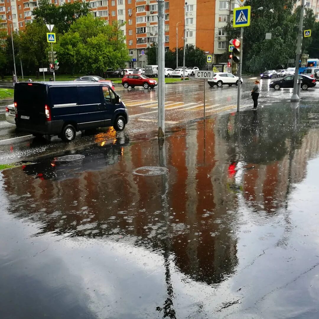 Поможет ли дождь. Ливень. Дождь в Москве. Лужи в Москве. Весенние московские лужи.