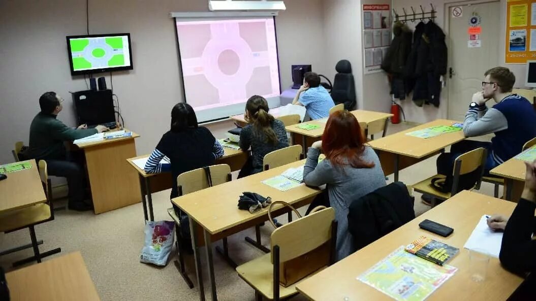 Класс как проходит обучение. Теория в автошколе. урок в автошколе теория. автошкола класс теории. учеба в автошколе.