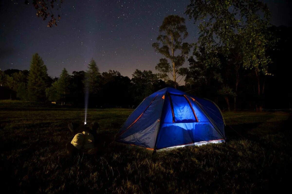 Темнота в палатке. Фонарь лампа кемпинг Camping Solar Lamp s-27. Палатка. Палатка на природе. Туристическая палатка на природе.