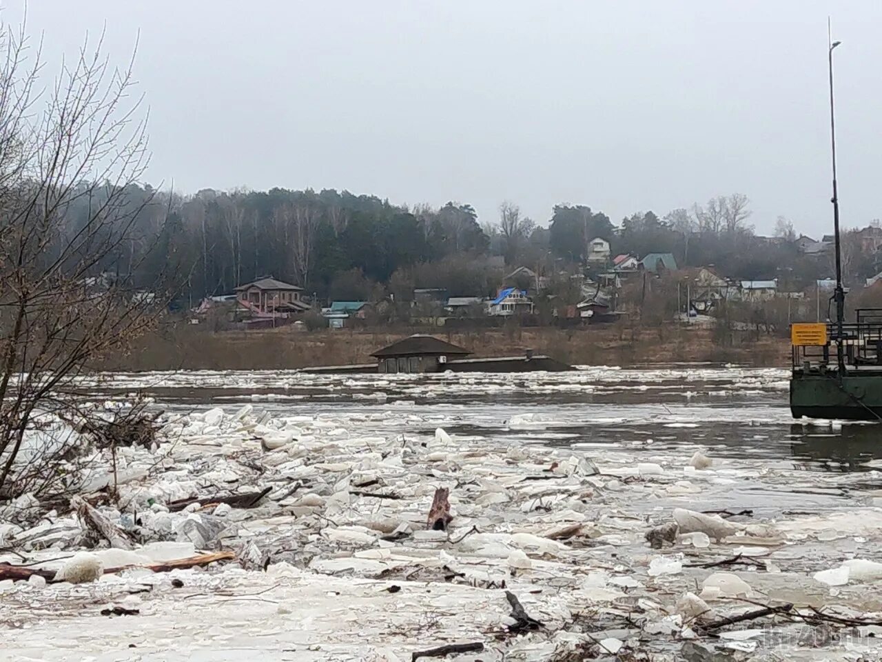 Вода на оке сегодня сколько поднялась. Серпухов Ока ледоход. Разлив Оки 2023 в Калуге. Разлив Оки в Калуге. Разлив Оки в Калуге 1970.