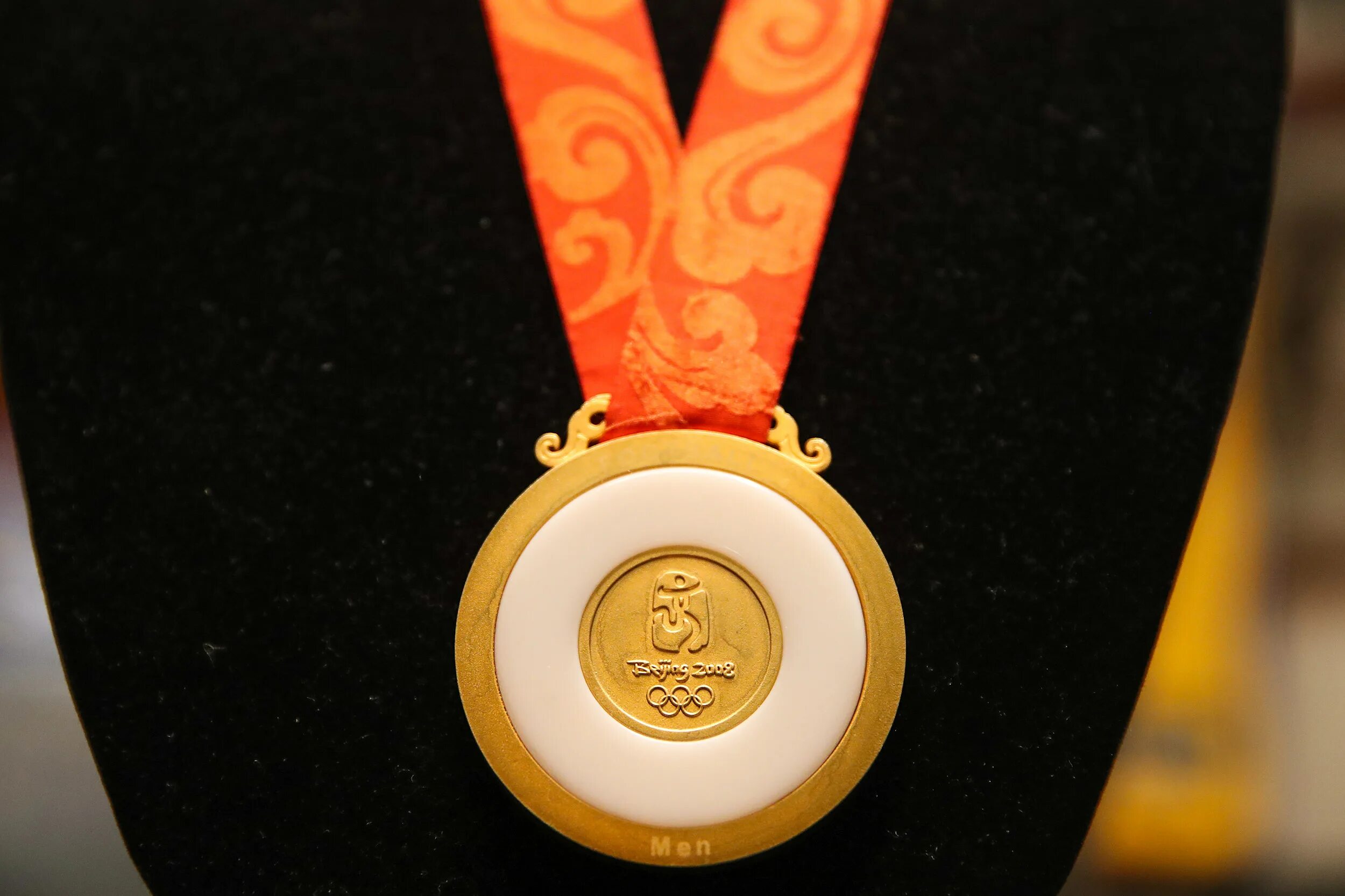 Вторая золотая медаль. Медали на Олимпиаде в Пекине 2022. Олимпийские медали в Пекине 2022. Медаль Олимпийских игр 2022 в Пекине фото. Медали Олимпийских игр 2022.