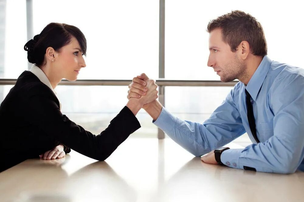 Согласны на переговоры. Соперничество в конфликте. Соперничество мужчины и женщины. Разговор между мужчиной и женщиной. Конфликт в бизнесе.