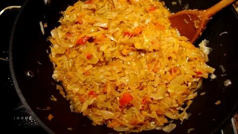 Тушеная капуста с кабачком и помидором