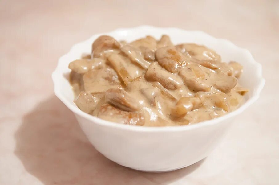 приготовление белых грибов в сметане. грузди соленые со сметаной. белые грибы в сметанном соусе. белый гриб со сметаной рецепт. белые грибы в сметане с мукой.