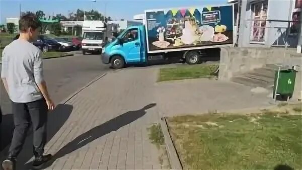 Разгрузка на тротуаре. Разгрузка товара на тротуар а в магазине. пдд разгрузка товара на тротуаре. заезд на тротуар для разгрузки. газель на тротуаре разгрузка.