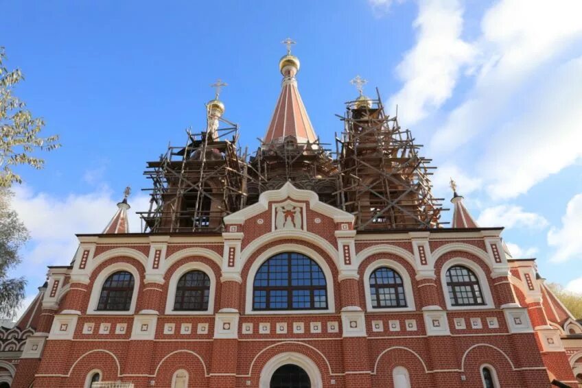 Храм всех святых филевский. Храм серафима саровского на филевской пойме. храм на филевском бульваре. храм всех святых на филевской пойме. храм филевской пойме москва.