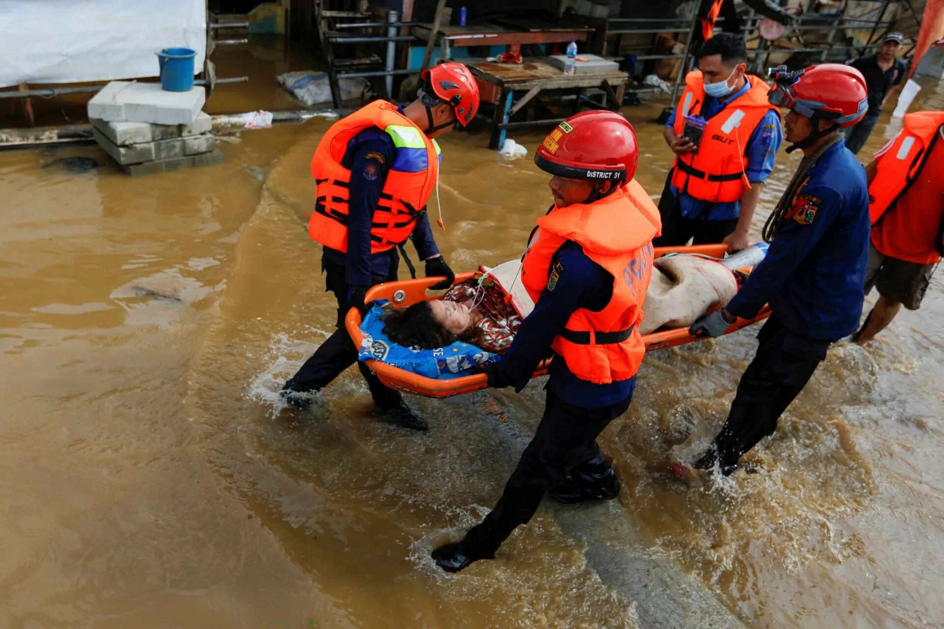 Спасение людей при наводнении. Спасатели при наводнении. Стихийные бедствия наводнение. МЧС наводнение.