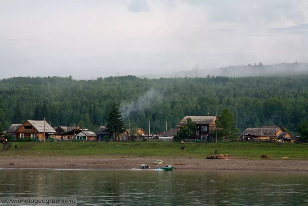 Деревня скобельская киренского района иркутской области. Деревни на лене. Верхоленск качугского района. Село верхоленск качугского района иркутской области. Северная деревня.