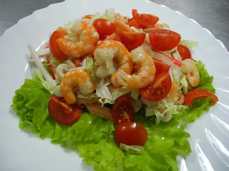 Салат из кальмаров и креветок самый вкусный. Салат креветки фетакса черри. салат с креветками помидорами черри и листья салата. салат из кальмаров и креветок. салат из креветок с помидорами.