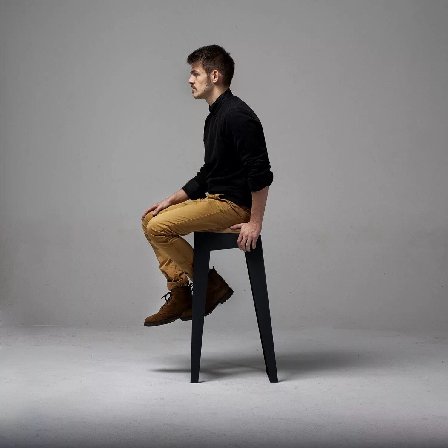 женщина сидит на табуретке. сижу на табуретке. человектсидящий на стуле. человек на стуле. синди на стуле.