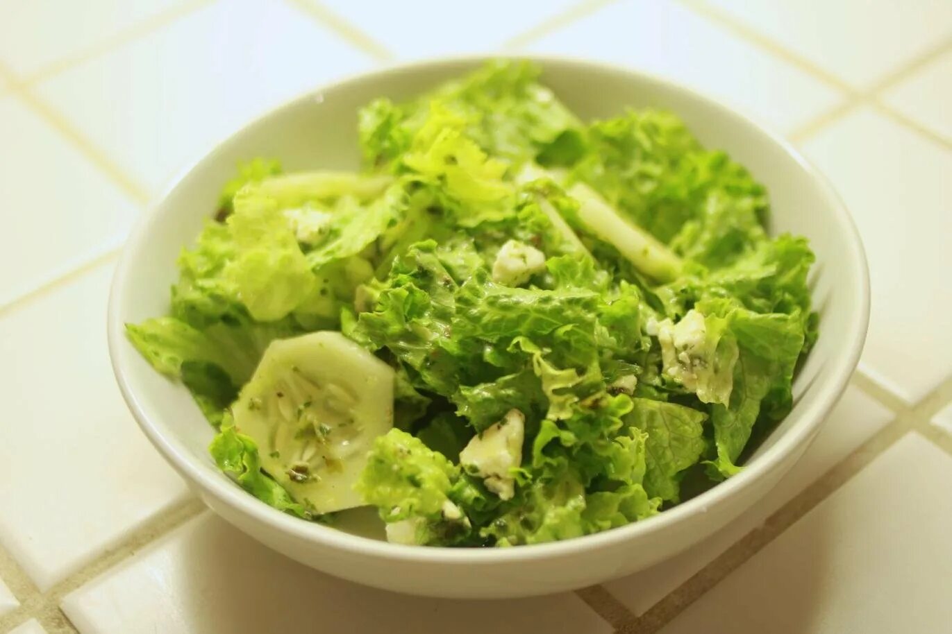 Зеленый салат. Зелень для салатов. Салат из огурцов и зелени. Салатная зелень. Салат слайсами