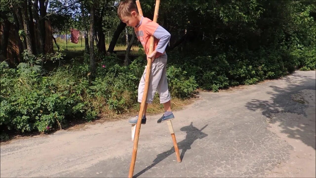 Ходули для детей деревянные. Высокие ходули. Старые деревянные ходули.