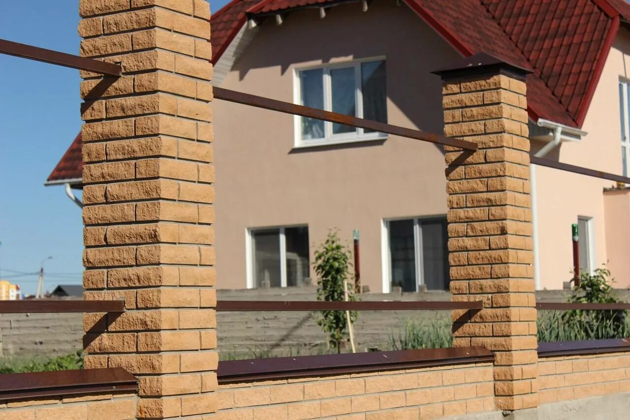 5 кирпича евро. Кирпич (блок) столбовой 80мм. Славянский кирпич прованс руст забор. 5 кирпича. Столбы из облицовочного кирпича.