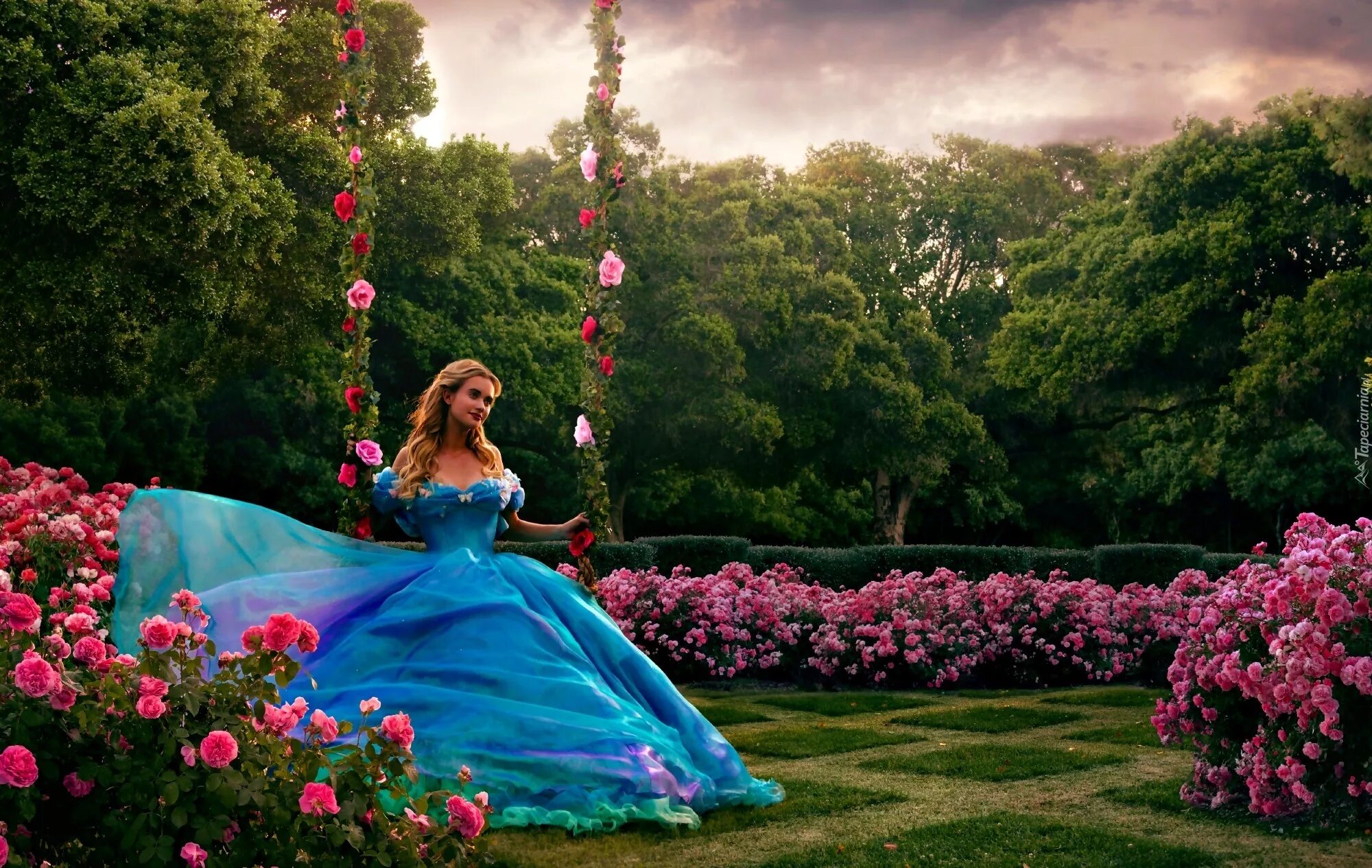 Цвет принцесс. Изабель Стауб принцессы Рапунцель. Фотосессия в пышном платье. Девушка в цветочном саду. Фотосессия в красивом платье.
