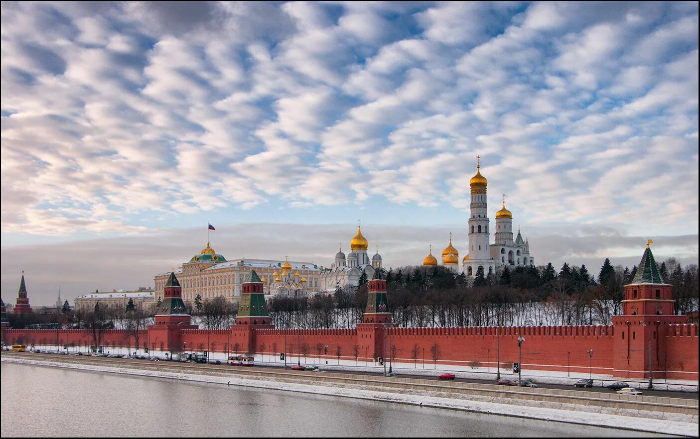 Утро кремля слушать. Кремль Москва. Кремлёвская стена Московский Кремль. Москва Кремль 2006. Кремлевская стена в Питере.