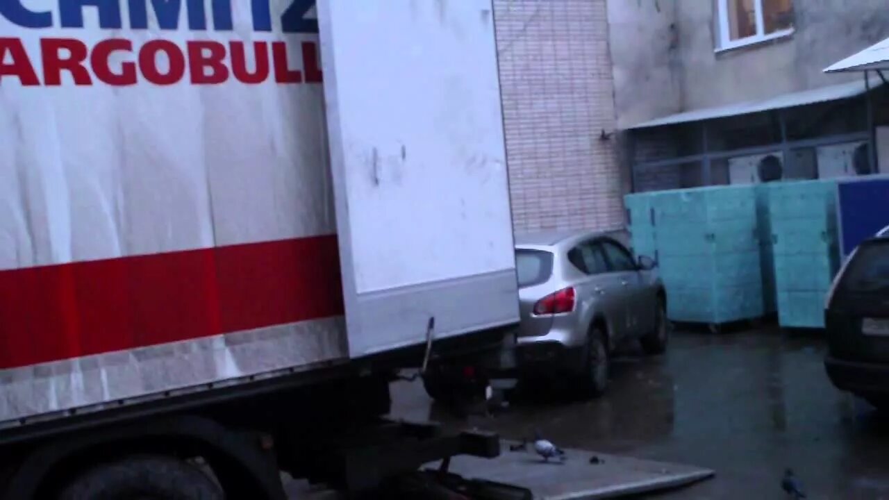 Разгрузка в жилом доме товаров магазине. Фура во дворе жилого дома. Разгрузка в жилом доме товаров магазине. Разгрузка фуры. Зона разгрузки пятерочка.
