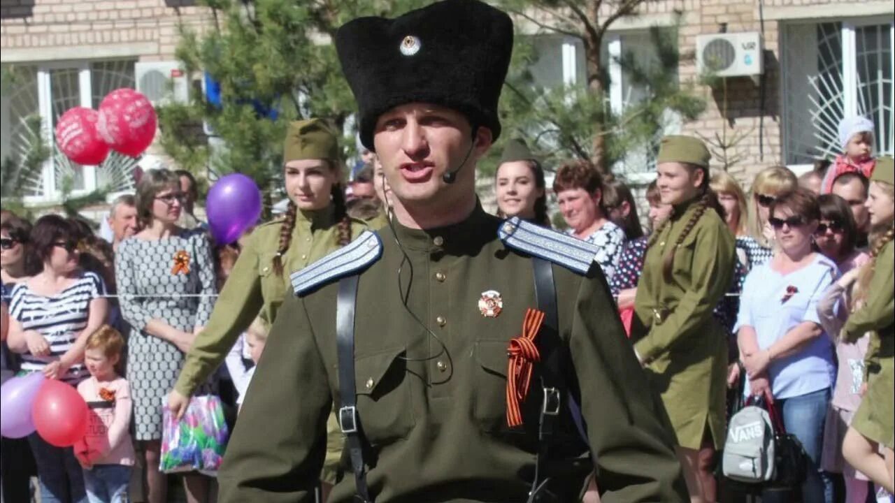 Идёт солдат по городу ппют дети. У солдата выходной. Солдат гуляет по городу. У солдата выходной видеоролик. Клип крошка моя я.