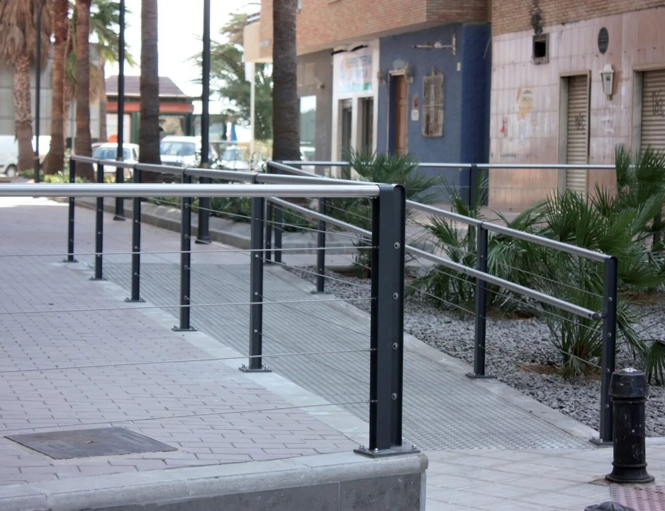 пешеходные дорожные ограждения. парк железнодорожников воронеж. ограждения дорог. ограждение улицы. пешеходные дорожные ограждения.