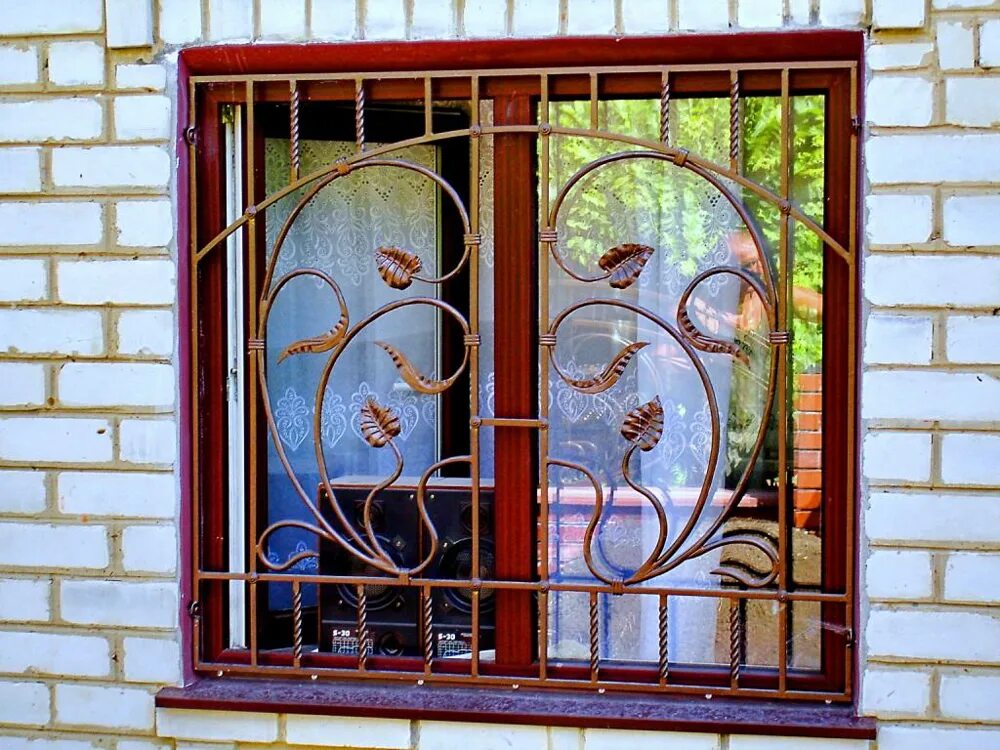 Решетки на окнах цена москва. Решетки на окна. Кованые решетки. Декоративная оконная решетка. Кованые решетки на окна.