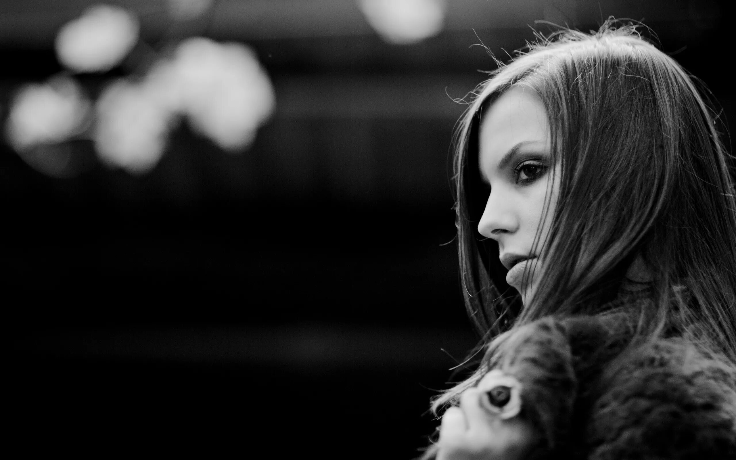 девушка на темном фоне. темные картинки девушек. силуэт девушки. девушка с темными волосами. девушки в темных тонах.