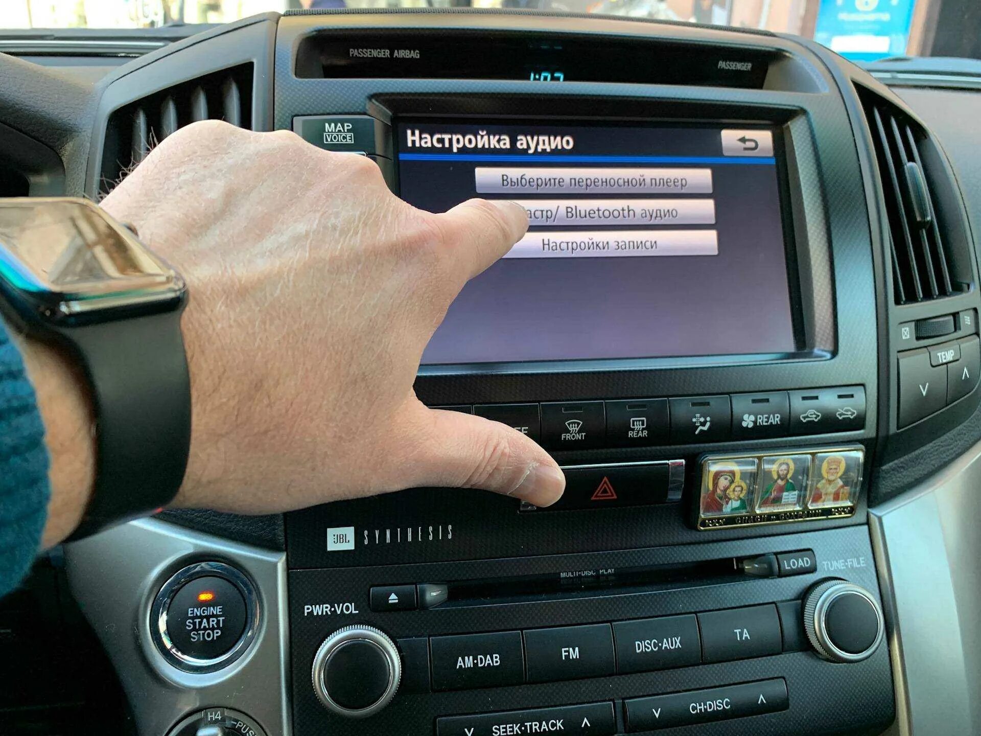Подключение телефона к андроид магнитоле. Блютуз адаптер на Тойота ленд Крузер 200 2008. Подключить телефон по блютуз Лексус 570 2008. Подключить телефон к магнитоле через Bluetooth. Блютуз в авто через aux.