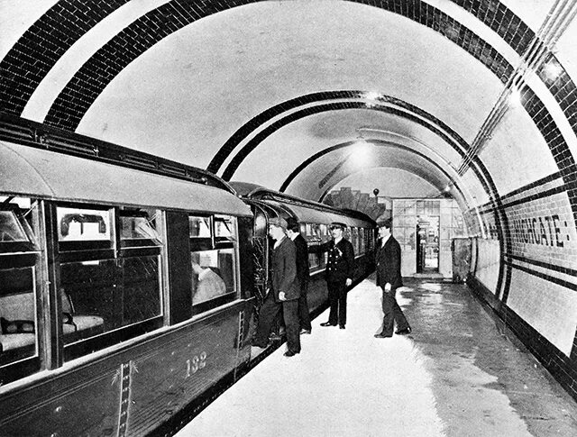 Открытие первого метрополитена. Лондонский метрополитен 1863. Первое метро в Лондоне 1863. Метро в Англии 1863. Метро Лондона 1890.