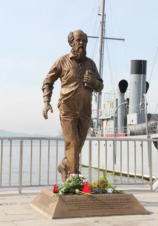 А и солженицын создатель какого памятника. Памятник александру солженицыну во владивостоке. памятник на корабельной набережной владивосток. памятник солженицына в москве.