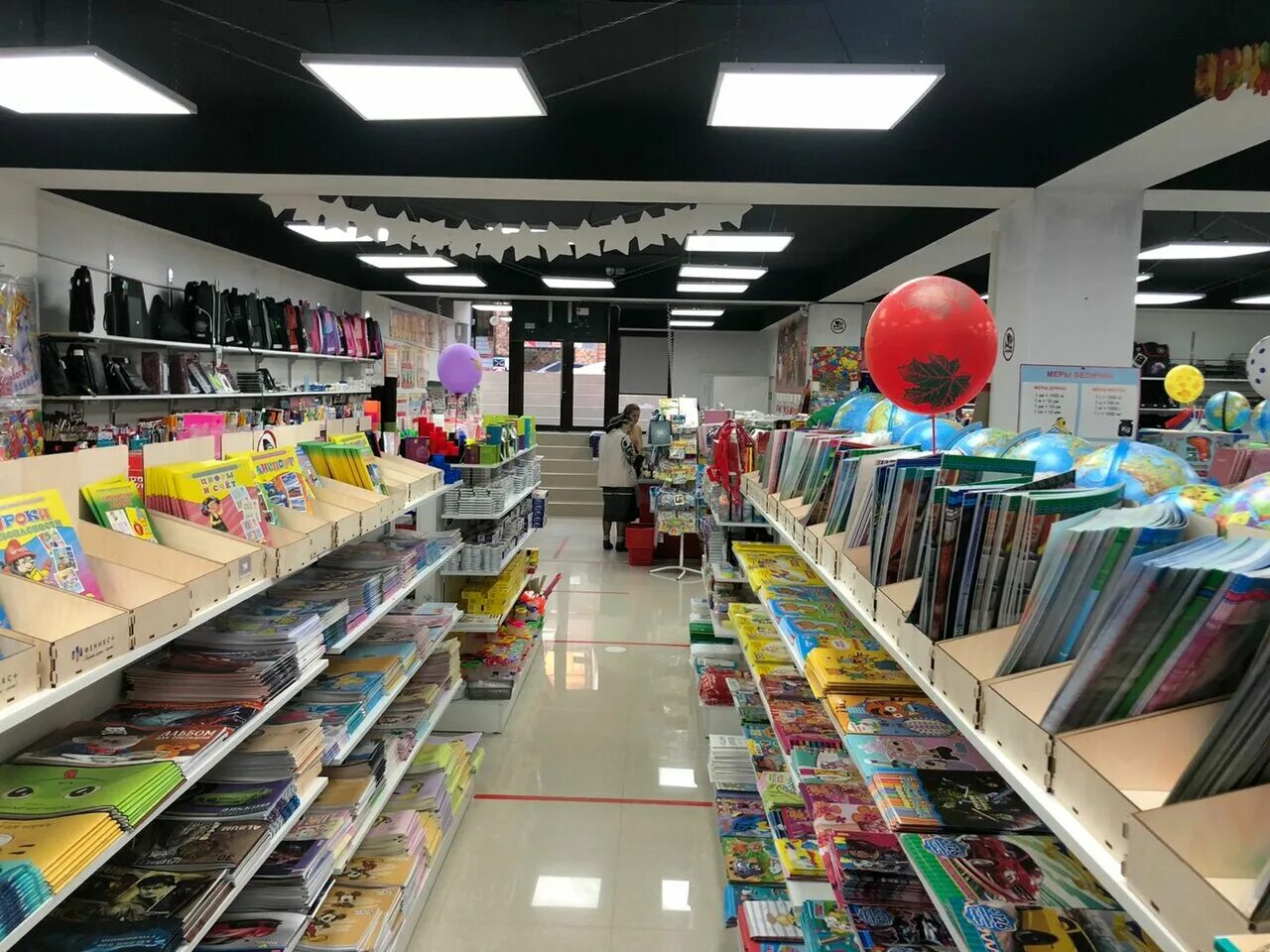 школьная канцелярия. панель папки. канцтовары а4. канцелярские принадлежности для офиса. канцтовары а4.